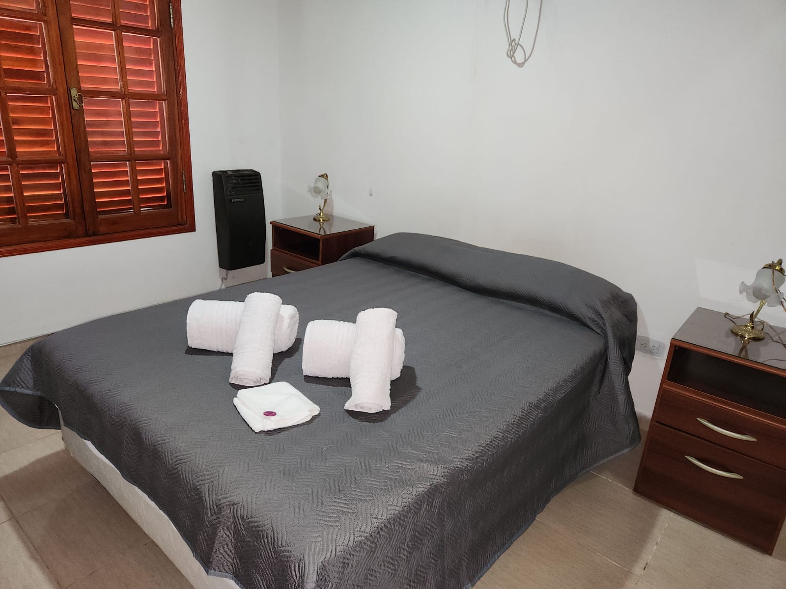 Dormitorio matrimonial con ropa de cama